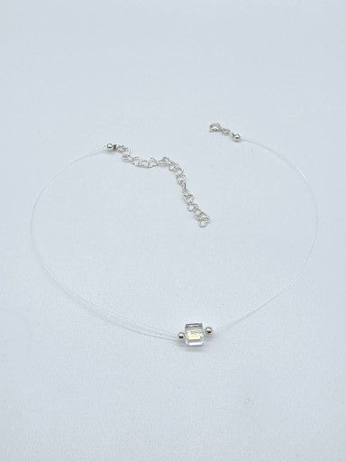 Minimalistiskt halsband i silver 925 med kubformad kristall