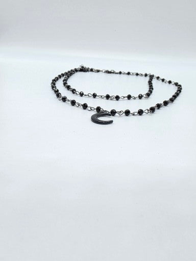 Dubbelhalsband med Svarta Kristaller & Halvmåne – Stil & Mystik i Ett