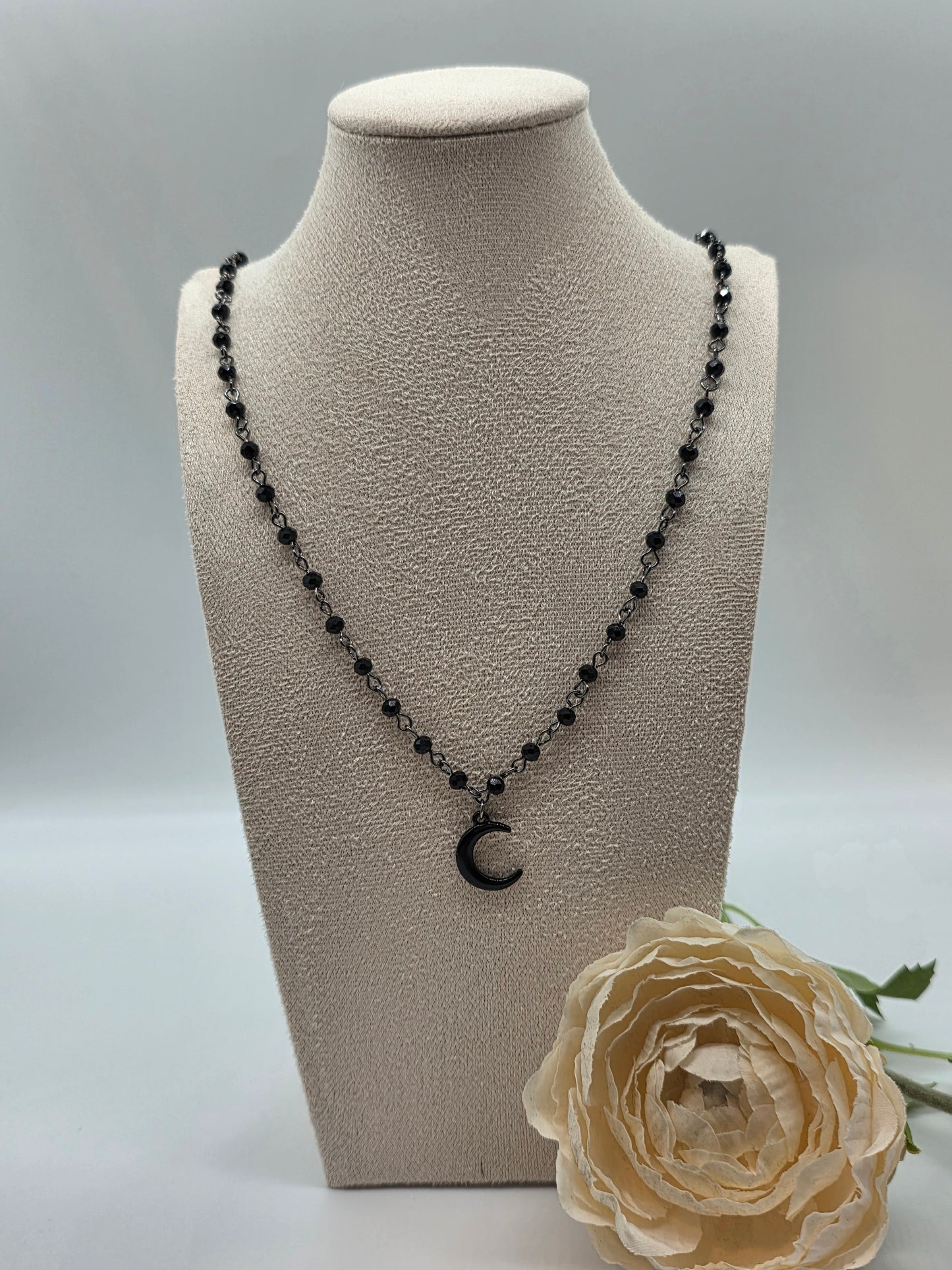 Dubbelhalsband med Svarta Kristaller & Halvmåne – Stil & Mystik i Ett