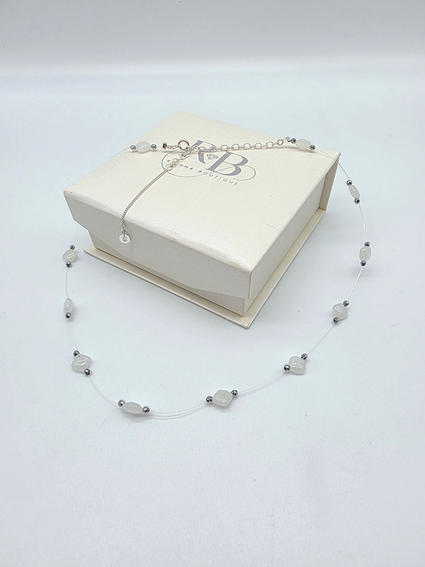Floating halsband med vita naturstenar och silverfärgade kristaller