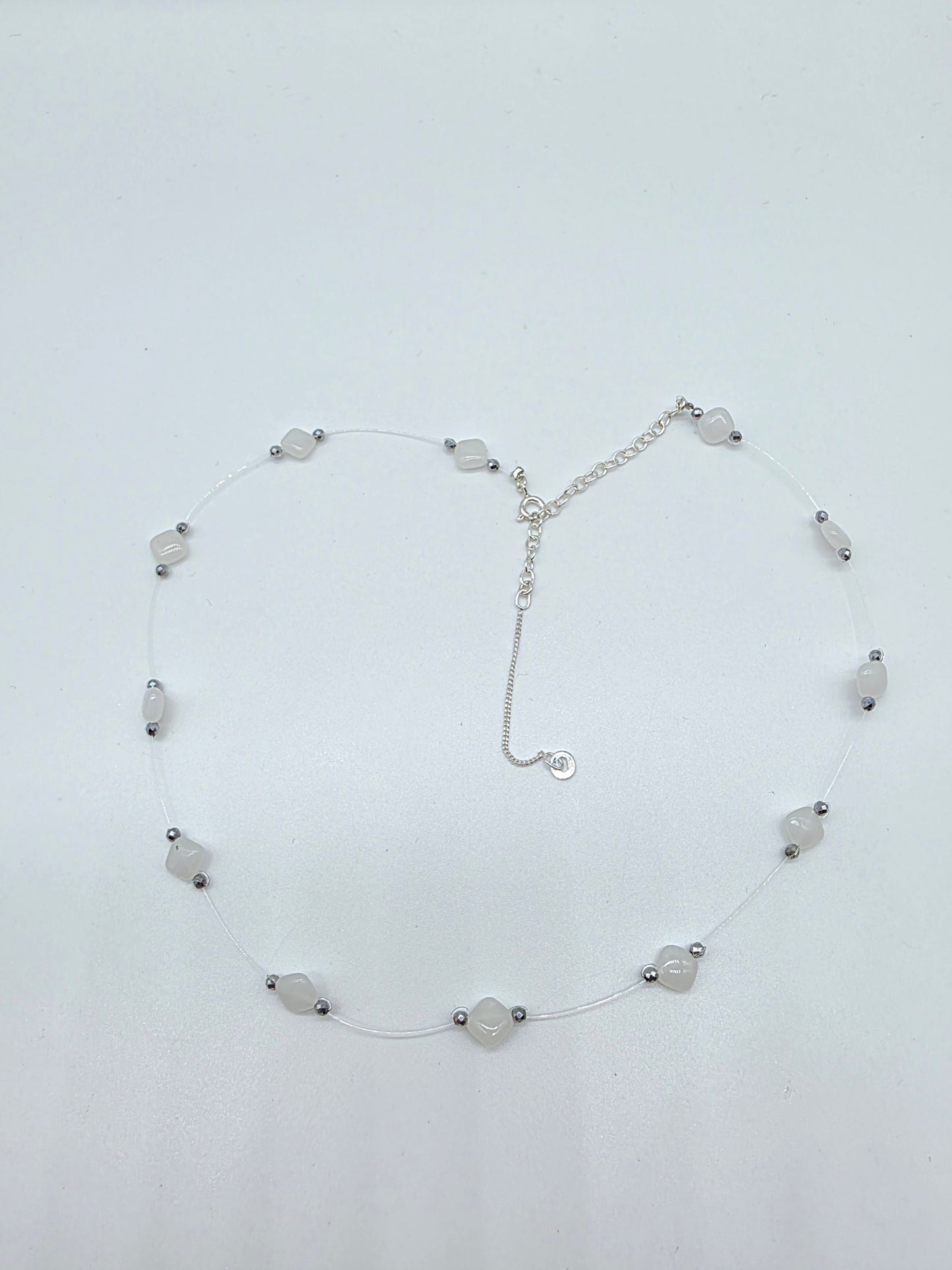 Floating halsband med vita naturstenar och silverfärgade kristaller