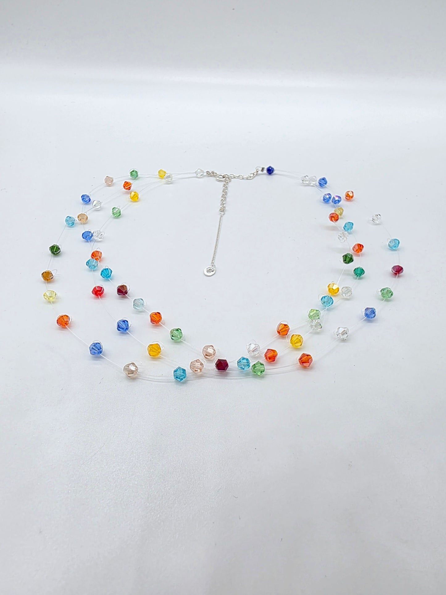 Floating halsband med färgglada kristaller