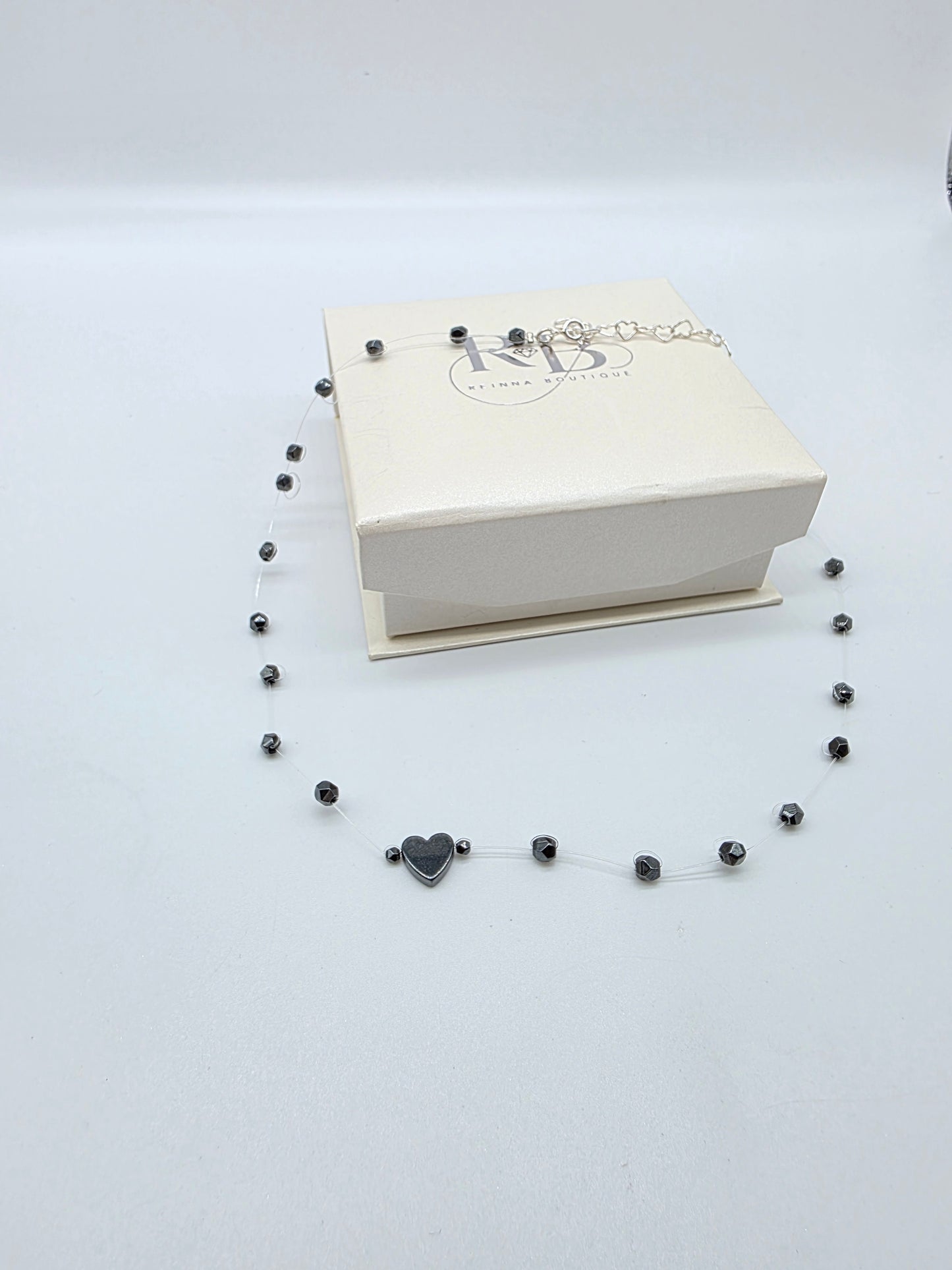Floating halsband i silver 925 med hematit och hjärta