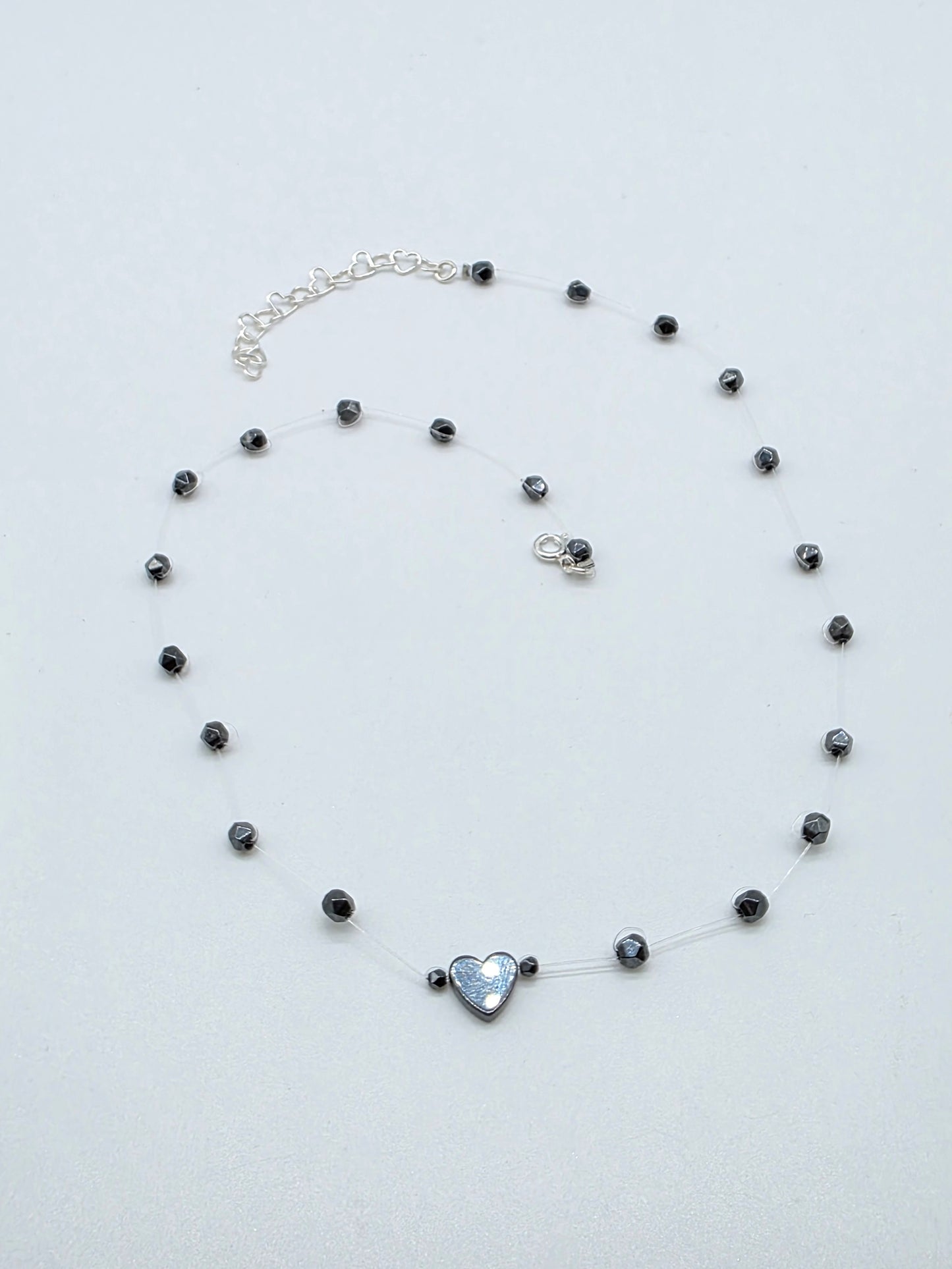 Floating halsband i silver 925 med hematit och hjärta