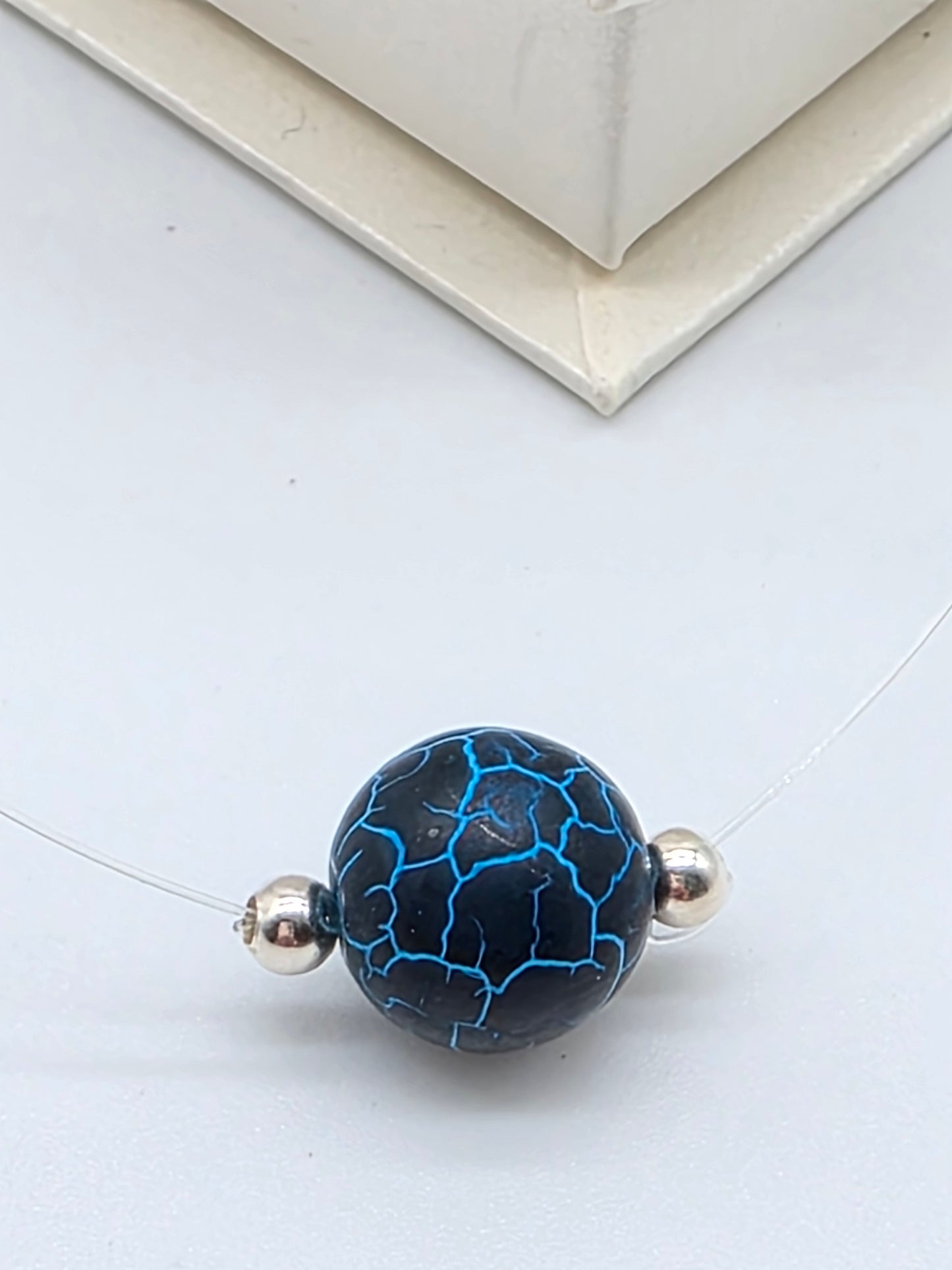 Minimalistiskt halsband i silver 925 med blå spräcklig natursten