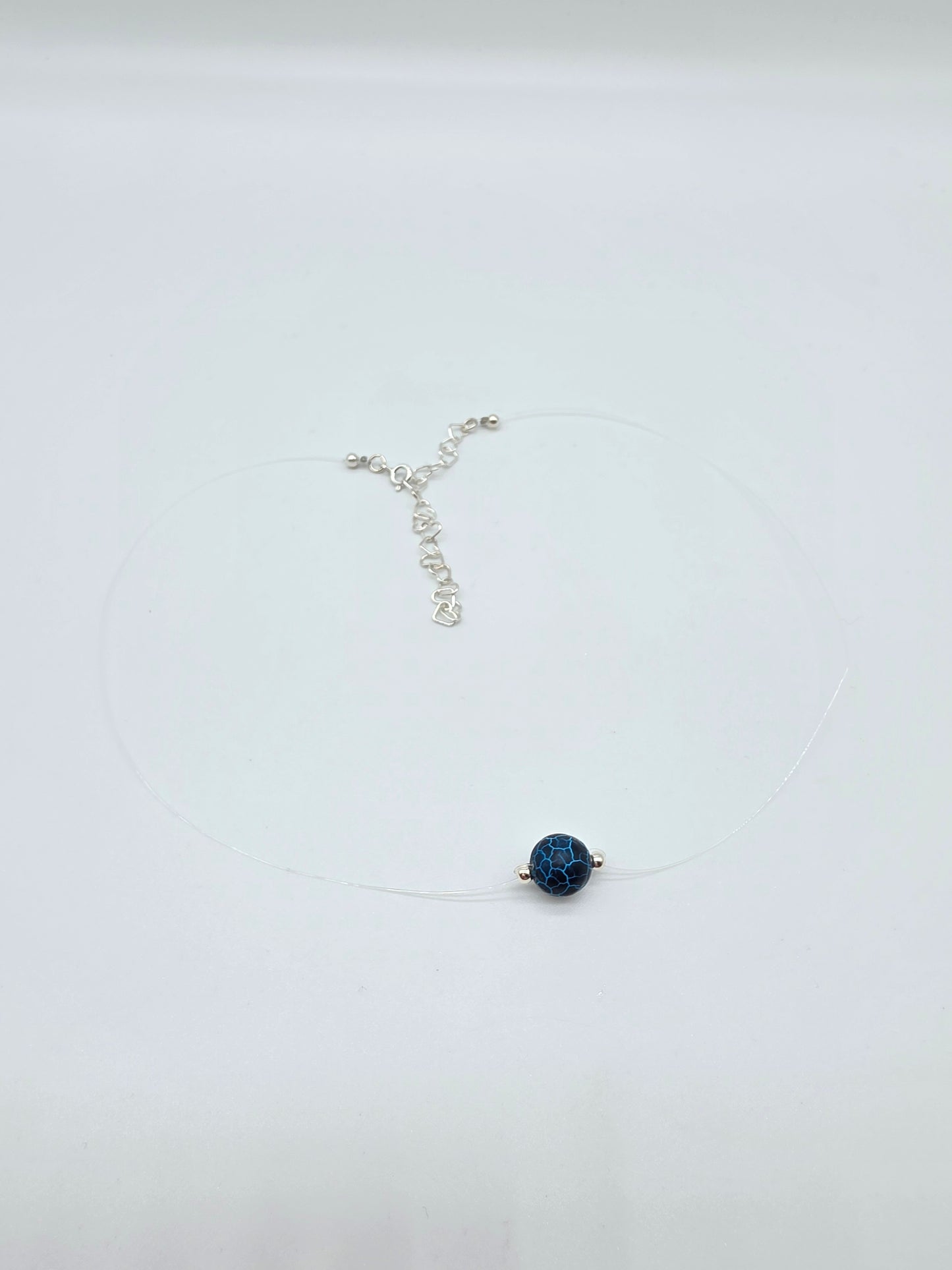 Minimalistiskt halsband i silver 925 med blå spräcklig natursten