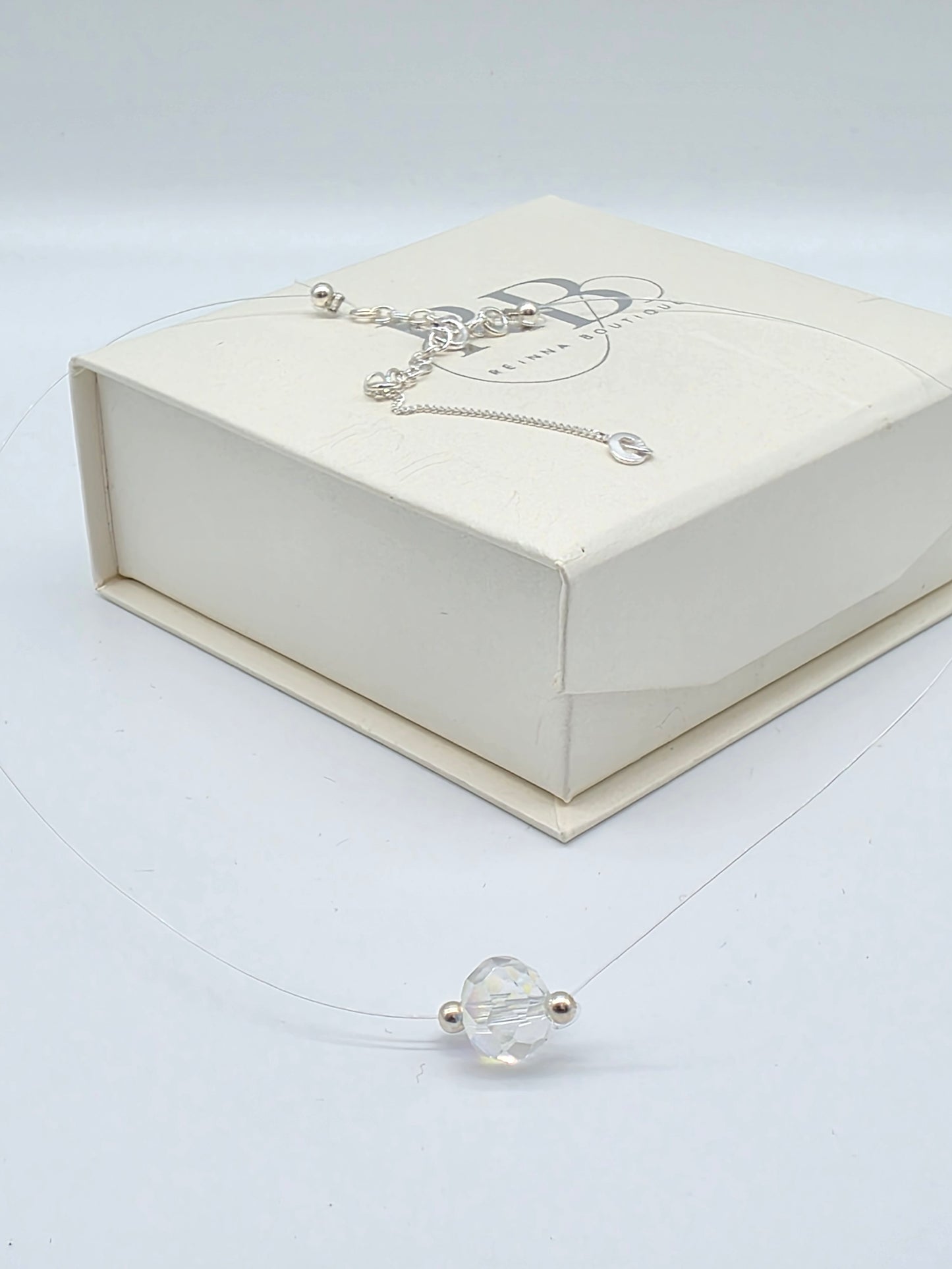 Minimalistiskt halsband i silver 925 med klar facetterad kristall