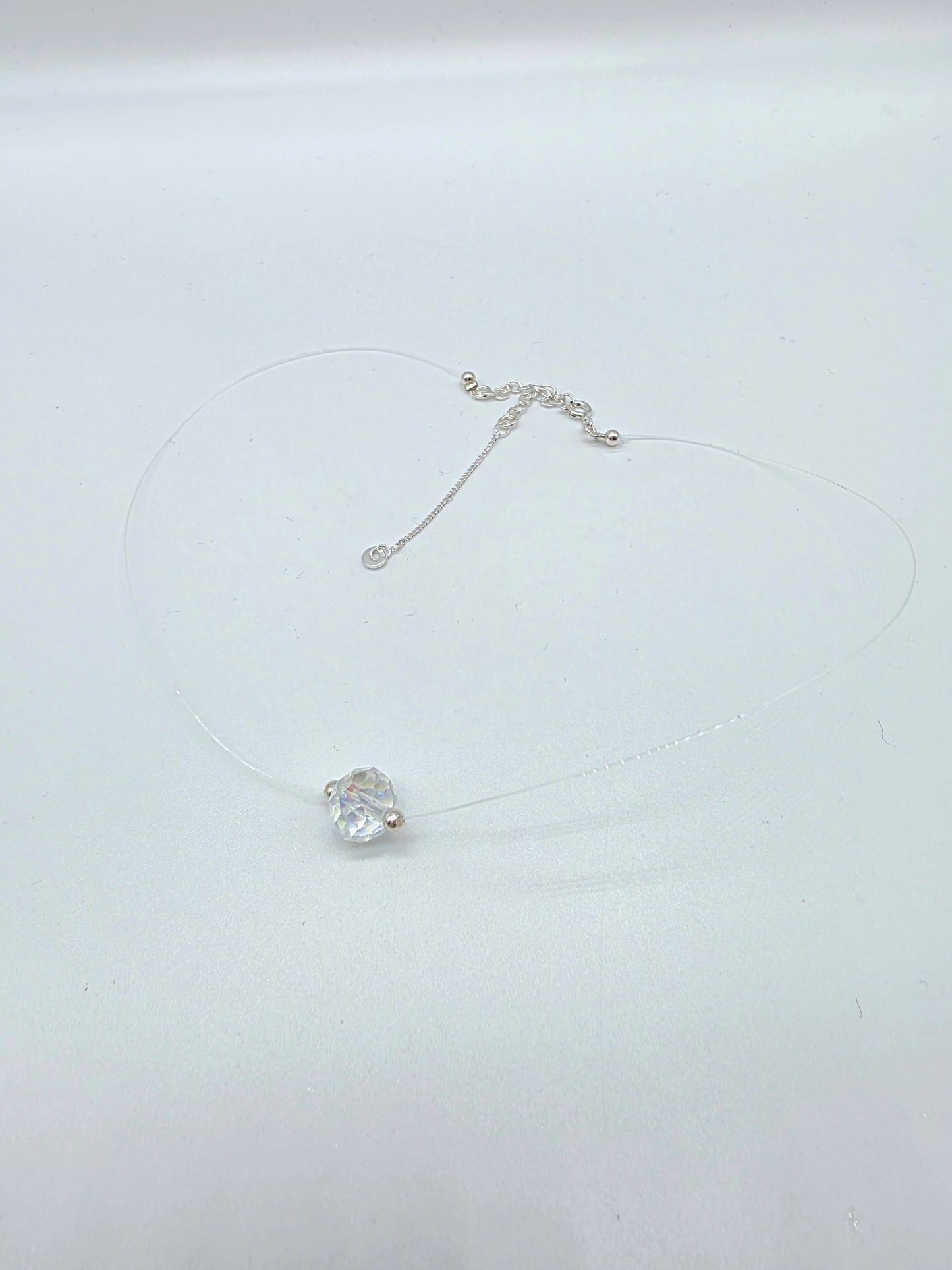 Minimalistiskt halsband i silver 925 med klar facetterad kristall