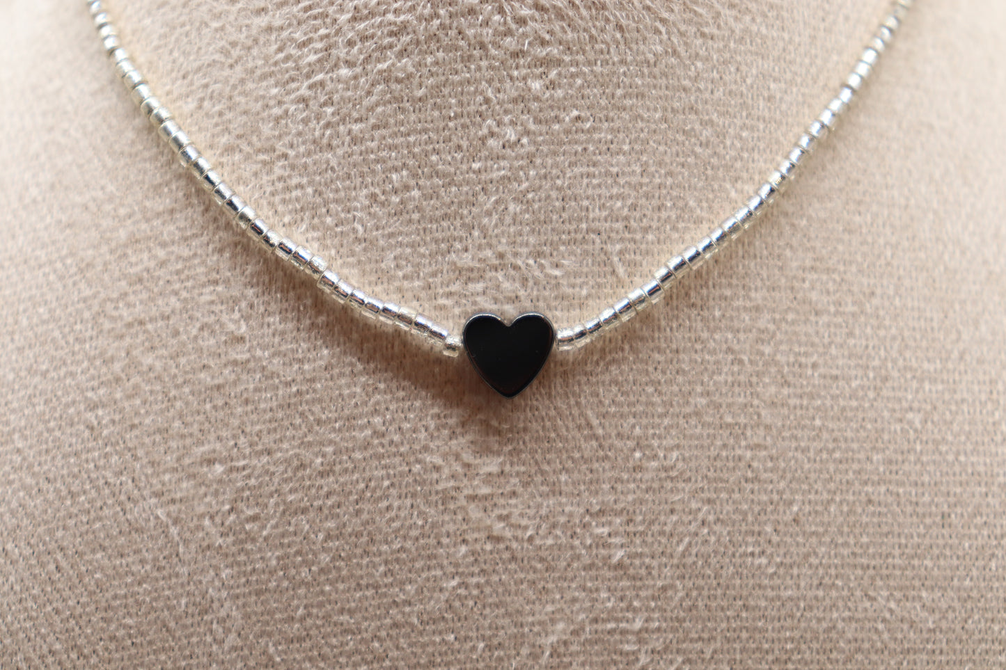 Halsband i Silver med Små Glaspärlor & Hjärta i Hematit ✨❤️