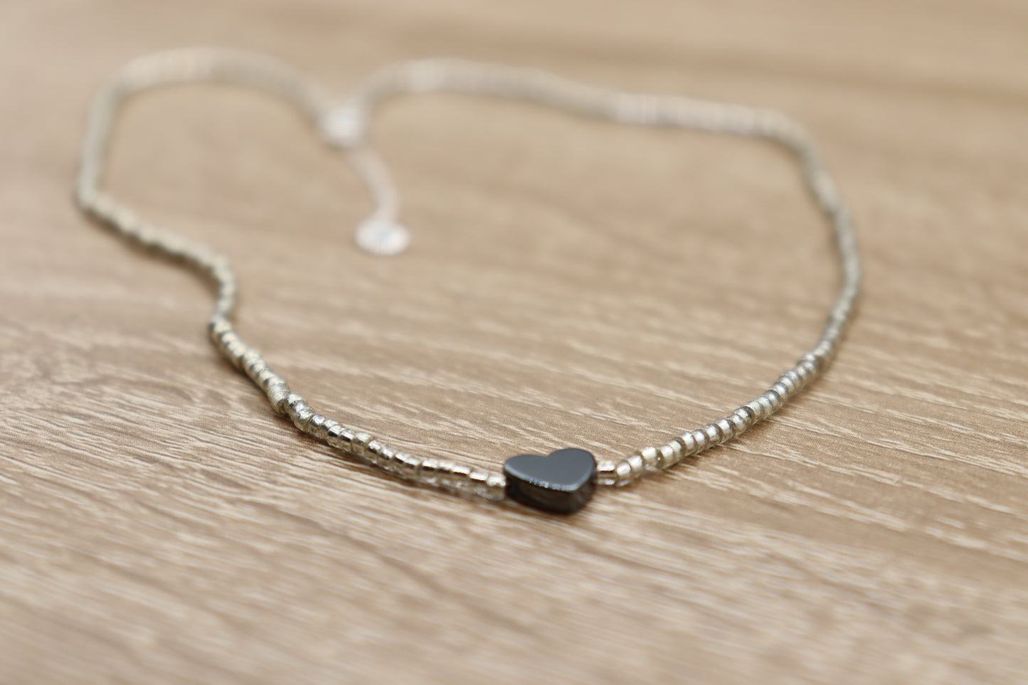 Halsband i Silver med Små Glaspärlor & Hjärta i Hematit ✨❤️