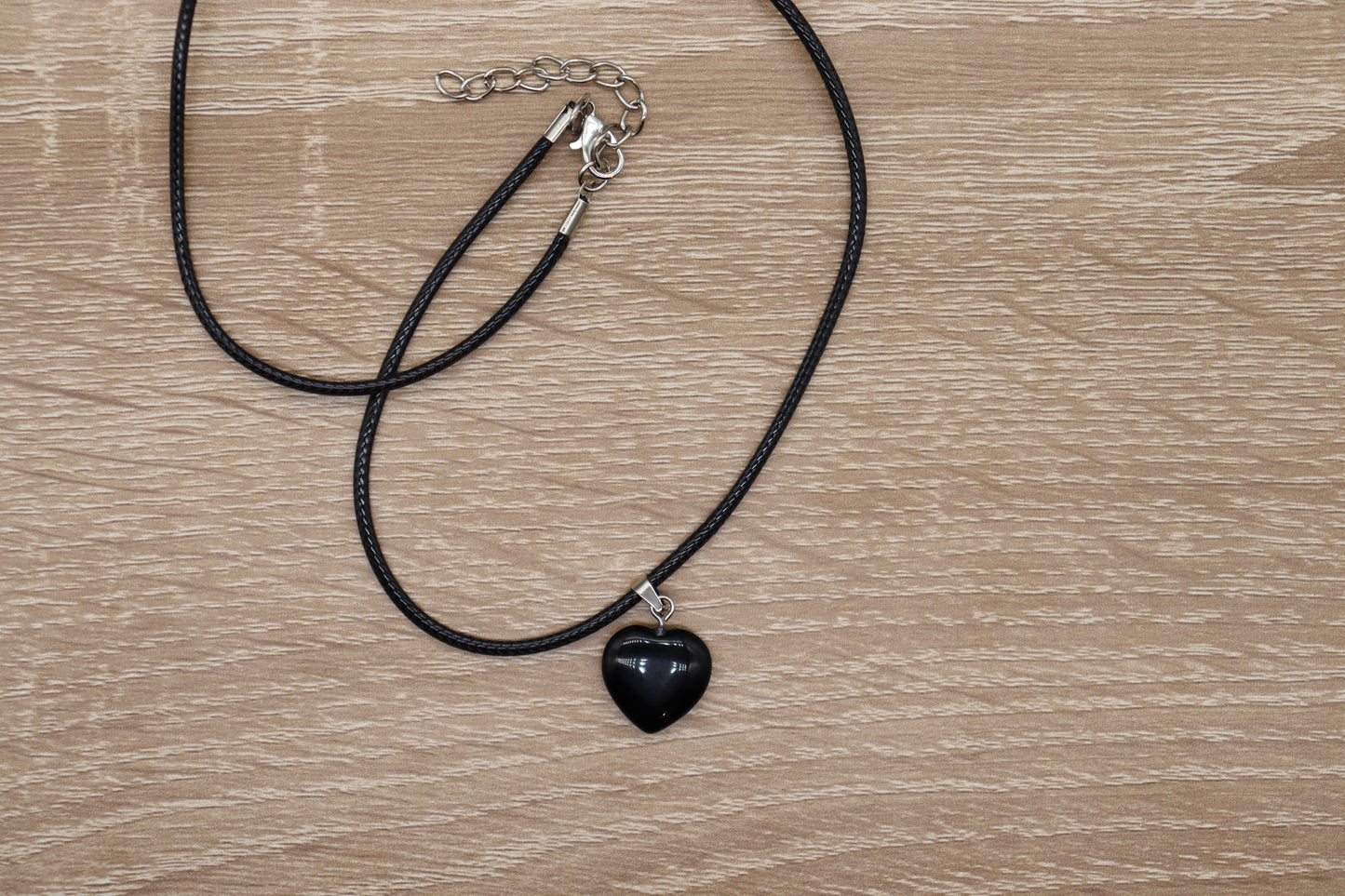 Halsband med hjärta i svart sten