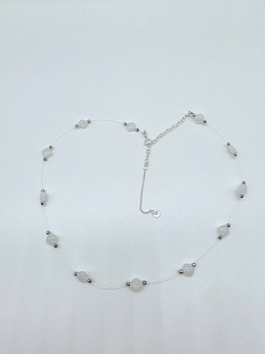 Floating halsband med vita naturstenar och silverfärgade kristaller