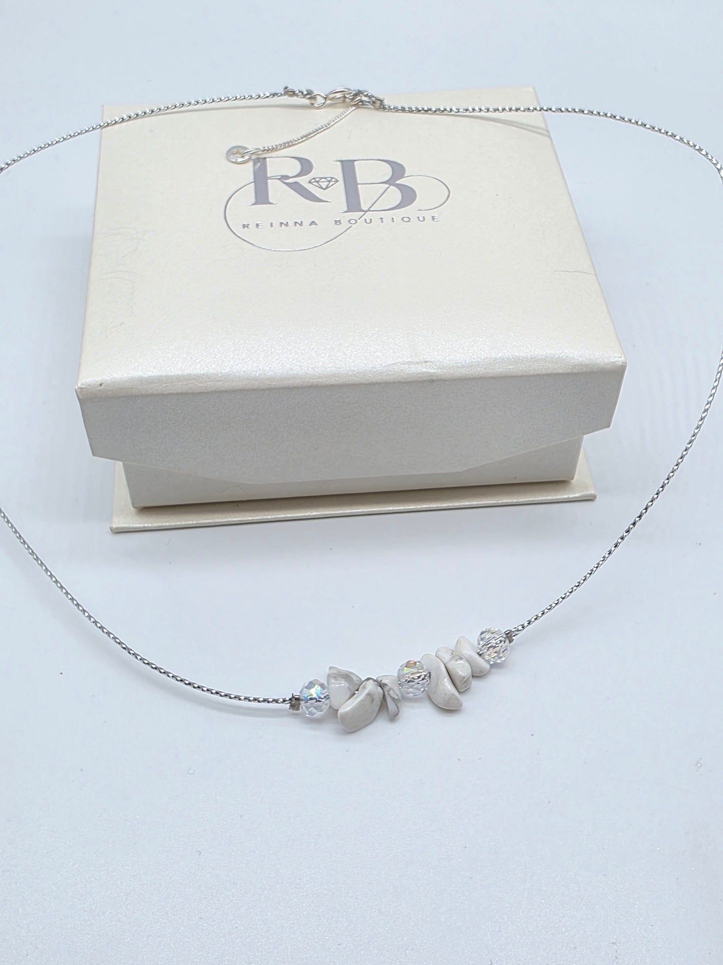 Halsband med naturliga stenar och kristall