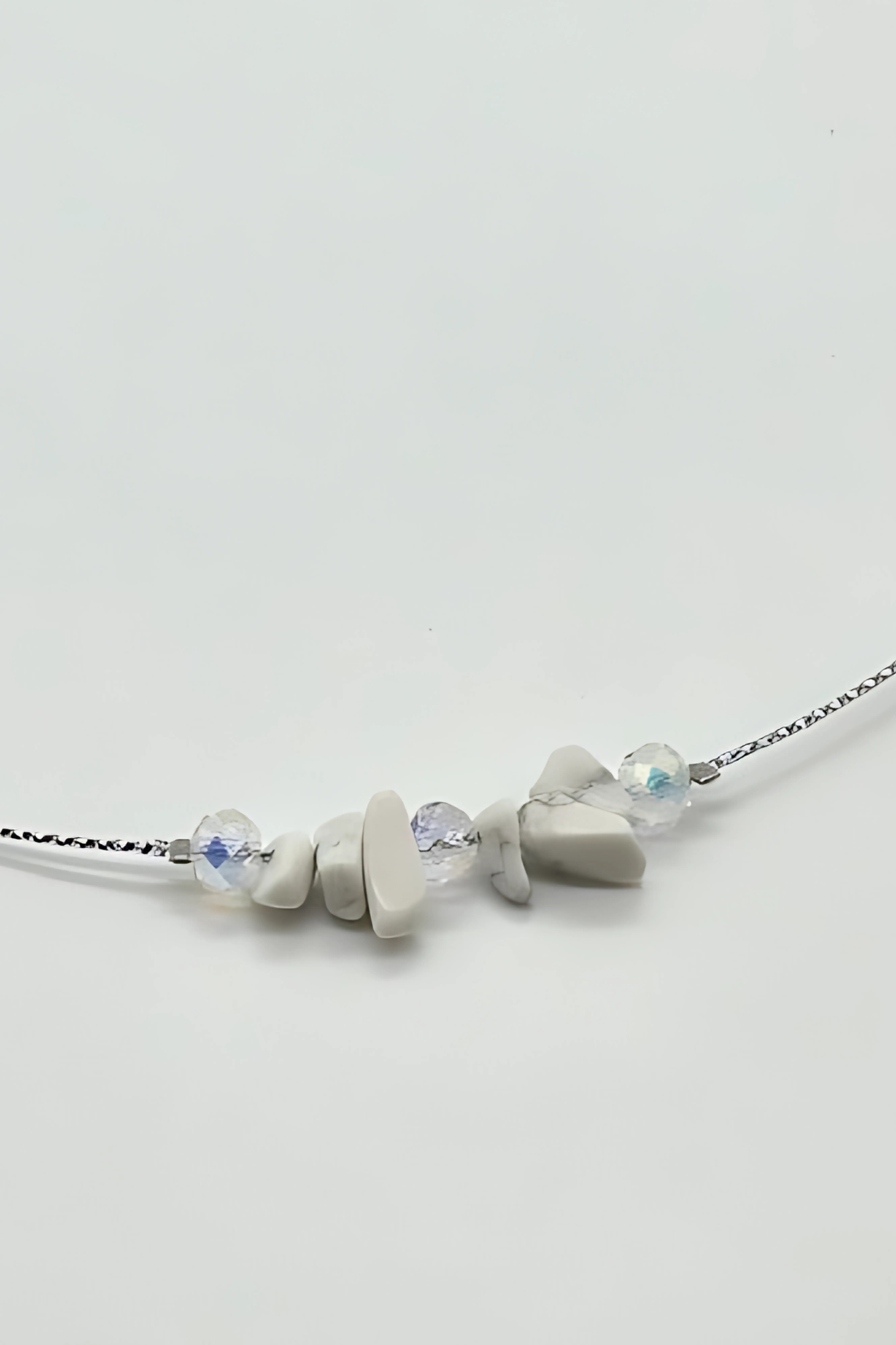 Halsband med Howlit och Kristall